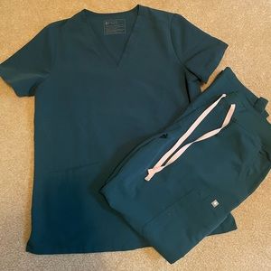 Women’s Figs scrub set Medium